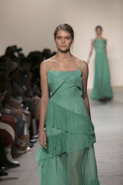 Bir modeli pist Leanne Marshall defile için New York moda hafta bahar yaz 2018 ışıklık Studios Clarkson Square New York'ta 10 Eylül 2017 Tarih boyunca yürür