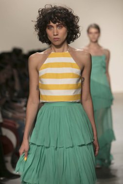 Bir modeli pist Leanne Marshall defile için New York moda hafta bahar yaz 2018 ışıklık Studios Clarkson Square New York'ta 10 Eylül 2017 Tarih boyunca yürür