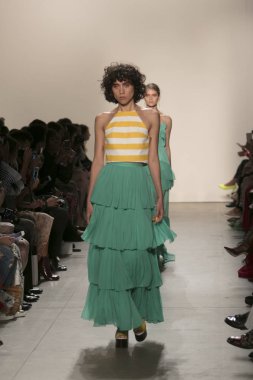 Bir modeli pist Leanne Marshall defile için New York moda hafta bahar yaz 2018 ışıklık Studios Clarkson Square New York'ta 10 Eylül 2017 Tarih boyunca yürür