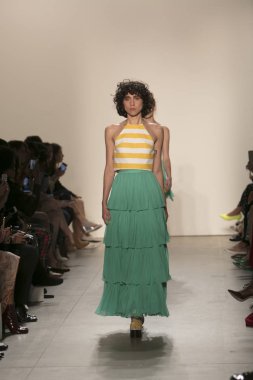Bir modeli pist Leanne Marshall defile için New York moda hafta bahar yaz 2018 ışıklık Studios Clarkson Square New York'ta 10 Eylül 2017 Tarih boyunca yürür