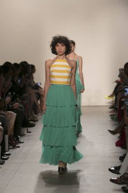 Bir modeli pist Leanne Marshall defile için New York moda hafta bahar yaz 2018 ışıklık Studios Clarkson Square New York'ta 10 Eylül 2017 Tarih boyunca yürür