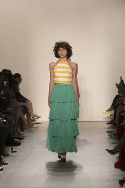 Bir modeli pist Leanne Marshall defile için New York moda hafta bahar yaz 2018 ışıklık Studios Clarkson Square New York'ta 10 Eylül 2017 Tarih boyunca yürür