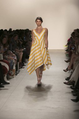 Bir modeli pist Leanne Marshall defile için New York moda hafta bahar yaz 2018 ışıklık Studios Clarkson Square New York'ta 10 Eylül 2017 Tarih boyunca yürür
