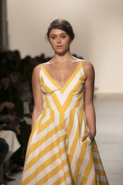 Bir modeli pist Leanne Marshall defile için New York moda hafta bahar yaz 2018 ışıklık Studios Clarkson Square New York'ta 10 Eylül 2017 Tarih boyunca yürür