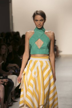 Bir modeli pist Leanne Marshall defile için New York moda hafta bahar yaz 2018 ışıklık Studios Clarkson Square New York'ta 10 Eylül 2017 Tarih boyunca yürür