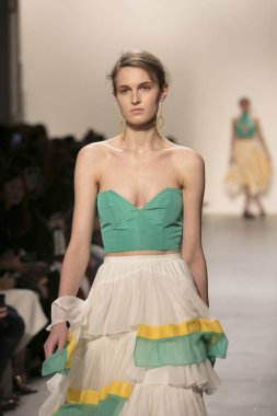 Bir modeli pist Leanne Marshall defile için New York moda hafta bahar yaz 2018 ışıklık Studios Clarkson Square New York'ta 10 Eylül 2017 Tarih boyunca yürür