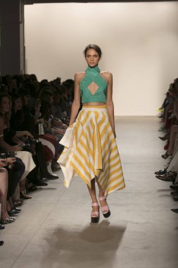 Bir modeli pist Leanne Marshall defile için New York moda hafta bahar yaz 2018 ışıklık Studios Clarkson Square New York'ta 10 Eylül 2017 Tarih boyunca yürür