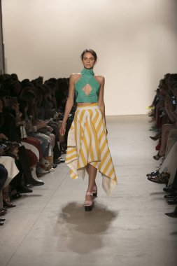 Bir modeli pist Leanne Marshall defile için New York moda hafta bahar yaz 2018 ışıklık Studios Clarkson Square New York'ta 10 Eylül 2017 Tarih boyunca yürür