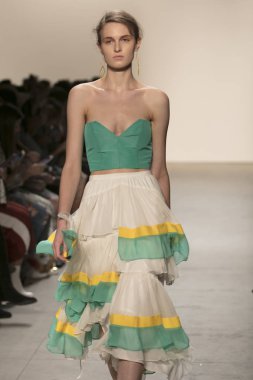 Bir modeli pist Leanne Marshall defile için New York moda hafta bahar yaz 2018 ışıklık Studios Clarkson Square New York'ta 10 Eylül 2017 Tarih boyunca yürür