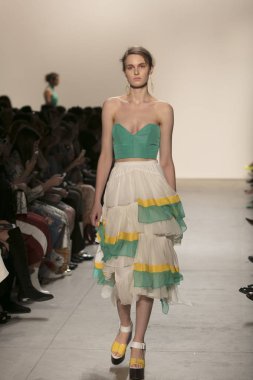 Bir modeli pist Leanne Marshall defile için New York moda hafta bahar yaz 2018 ışıklık Studios Clarkson Square New York'ta 10 Eylül 2017 Tarih boyunca yürür