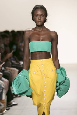 Bir modeli pist Leanne Marshall defile için New York moda hafta bahar yaz 2018 ışıklık Studios Clarkson Square New York'ta 10 Eylül 2017 Tarih boyunca yürür