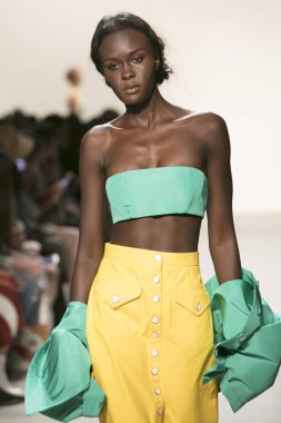 Bir modeli pist Leanne Marshall defile için New York moda hafta bahar yaz 2018 ışıklık Studios Clarkson Square New York'ta 10 Eylül 2017 Tarih boyunca yürür