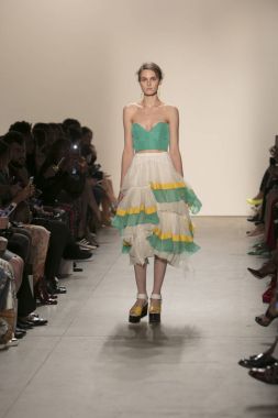 Bir modeli pist Leanne Marshall defile için New York moda hafta bahar yaz 2018 ışıklık Studios Clarkson Square New York'ta 10 Eylül 2017 Tarih boyunca yürür