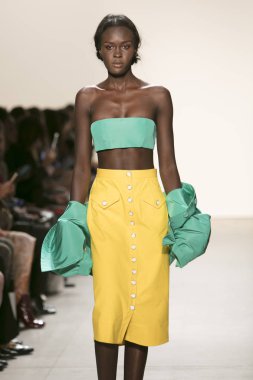 Bir modeli pist Leanne Marshall defile için New York moda hafta bahar yaz 2018 ışıklık Studios Clarkson Square New York'ta 10 Eylül 2017 Tarih boyunca yürür