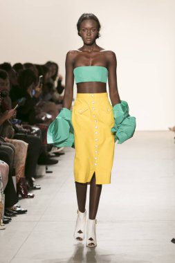 Bir modeli pist Leanne Marshall defile için New York moda hafta bahar yaz 2018 ışıklık Studios Clarkson Square New York'ta 10 Eylül 2017 Tarih boyunca yürür