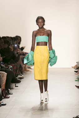 Bir modeli pist Leanne Marshall defile için New York moda hafta bahar yaz 2018 ışıklık Studios Clarkson Square New York'ta 10 Eylül 2017 Tarih boyunca yürür