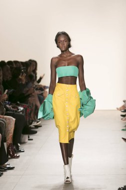 Bir modeli pist Leanne Marshall defile için New York moda hafta bahar yaz 2018 ışıklık Studios Clarkson Square New York'ta 10 Eylül 2017 Tarih boyunca yürür
