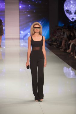 Bir modeli pist Fisico sırasında Cristina Ferrari moda Show Resort 2018 koleksiyonunda Miami moda hafta 2017 Miami'de Buz Sarayı'nda 3 Haziran 2017 üzerinde yürüyor