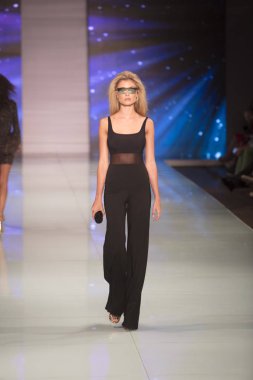 Bir modeli pist Fisico sırasında Cristina Ferrari moda Show Resort 2018 koleksiyonunda Miami moda hafta 2017 Miami'de Buz Sarayı'nda 3 Haziran 2017 üzerinde yürüyor