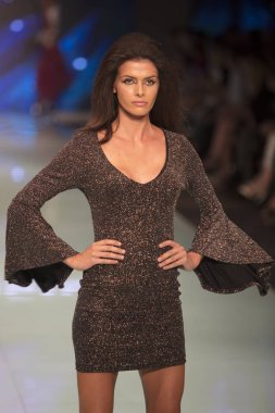 Bir modeli pist Fisico sırasında Cristina Ferrari moda Show Resort 2018 koleksiyonunda Miami moda hafta 2017 Miami'de Buz Sarayı'nda 3 Haziran 2017 üzerinde yürüyor
