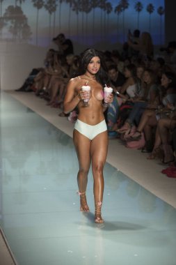 Manken üzerinde 21 Temmuz 2017 Funkshion yüzmek 2017 yılında Miami Beach sırasında Lolli Yüzme yaz 2017 defile için pist yürür