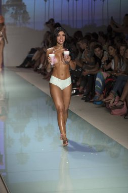 Manken üzerinde 21 Temmuz 2017 Funkshion yüzmek 2017 yılında Miami Beach sırasında Lolli Yüzme yaz 2017 defile için pist yürür