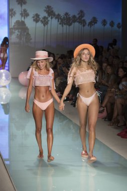Manken üzerinde 21 Temmuz 2017 Funkshion yüzmek 2017 yılında Miami Beach sırasında Lolli Yüzme yaz 2017 defile için pist yürür