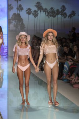 Manken üzerinde 21 Temmuz 2017 Funkshion yüzmek 2017 yılında Miami Beach sırasında Lolli Yüzme yaz 2017 defile için pist yürür