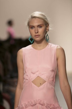 Bir modeli pist Leanne Marshall defile için New York moda hafta bahar yaz 2018 ışıklık Studios Clarkson Square New York'ta 10 Eylül 2017 Tarih boyunca yürür