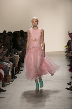 Bir modeli pist Leanne Marshall defile için New York moda hafta bahar yaz 2018 ışıklık Studios Clarkson Square New York'ta 10 Eylül 2017 Tarih boyunca yürür