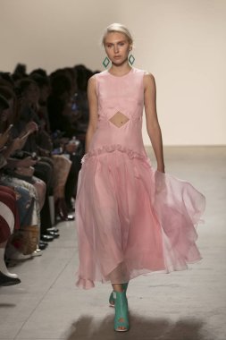 Bir modeli pist Leanne Marshall defile için New York moda hafta bahar yaz 2018 ışıklık Studios Clarkson Square New York'ta 10 Eylül 2017 Tarih boyunca yürür