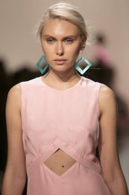 Bir modeli pist Leanne Marshall defile için New York moda hafta bahar yaz 2018 ışıklık Studios Clarkson Square New York'ta 10 Eylül 2017 Tarih boyunca yürür