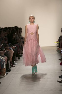 Bir modeli pist Leanne Marshall defile için New York moda hafta bahar yaz 2018 ışıklık Studios Clarkson Square New York'ta 10 Eylül 2017 Tarih boyunca yürür