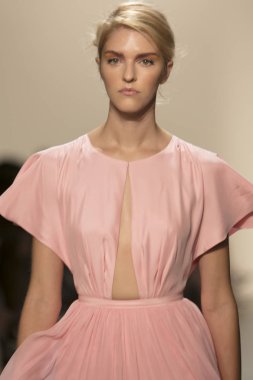 Bir modeli pist Leanne Marshall defile için New York moda hafta bahar yaz 2018 ışıklık Studios Clarkson Square New York'ta 10 Eylül 2017 Tarih boyunca yürür