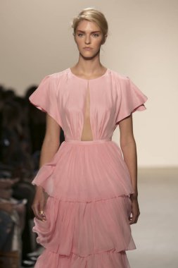 Bir modeli pist Leanne Marshall defile için New York moda hafta bahar yaz 2018 ışıklık Studios Clarkson Square New York'ta 10 Eylül 2017 Tarih boyunca yürür