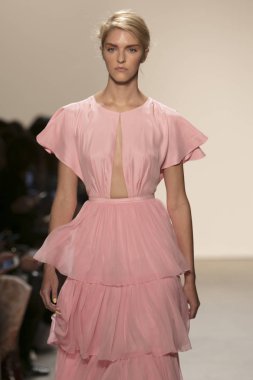 Bir modeli pist Leanne Marshall defile için New York moda hafta bahar yaz 2018 ışıklık Studios Clarkson Square New York'ta 10 Eylül 2017 Tarih boyunca yürür