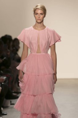 Bir modeli pist Leanne Marshall defile için New York moda hafta bahar yaz 2018 ışıklık Studios Clarkson Square New York'ta 10 Eylül 2017 Tarih boyunca yürür