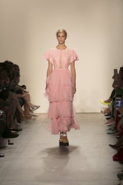 Bir modeli pist Leanne Marshall defile için New York moda hafta bahar yaz 2018 ışıklık Studios Clarkson Square New York'ta 10 Eylül 2017 Tarih boyunca yürür