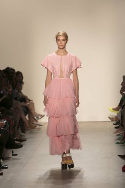 Bir modeli pist Leanne Marshall defile için New York moda hafta bahar yaz 2018 ışıklık Studios Clarkson Square New York'ta 10 Eylül 2017 Tarih boyunca yürür