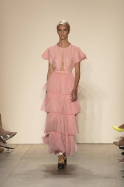 Bir modeli pist Leanne Marshall defile için New York moda hafta bahar yaz 2018 ışıklık Studios Clarkson Square New York'ta 10 Eylül 2017 Tarih boyunca yürür