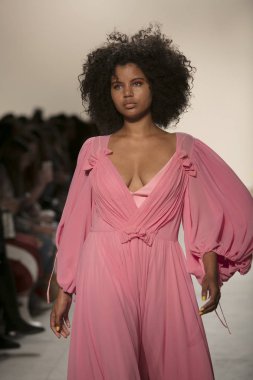 Bir modeli pist Leanne Marshall defile için New York moda hafta bahar yaz 2018 ışıklık Studios Clarkson Square New York'ta 10 Eylül 2017 Tarih boyunca yürür