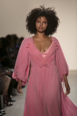 Bir modeli pist Leanne Marshall defile için New York moda hafta bahar yaz 2018 ışıklık Studios Clarkson Square New York'ta 10 Eylül 2017 Tarih boyunca yürür