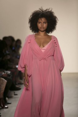 Bir modeli pist Leanne Marshall defile için New York moda hafta bahar yaz 2018 ışıklık Studios Clarkson Square New York'ta 10 Eylül 2017 Tarih boyunca yürür