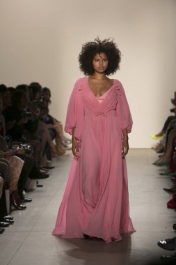 Bir modeli pist Leanne Marshall defile için New York moda hafta bahar yaz 2018 ışıklık Studios Clarkson Square New York'ta 10 Eylül 2017 Tarih boyunca yürür