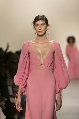 Bir modeli pist Leanne Marshall defile için New York moda hafta bahar yaz 2018 ışıklık Studios Clarkson Square New York'ta 10 Eylül 2017 Tarih boyunca yürür