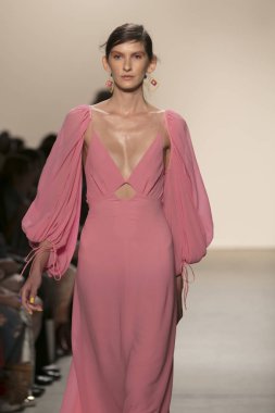 Bir modeli pist Leanne Marshall defile için New York moda hafta bahar yaz 2018 ışıklık Studios Clarkson Square New York'ta 10 Eylül 2017 Tarih boyunca yürür