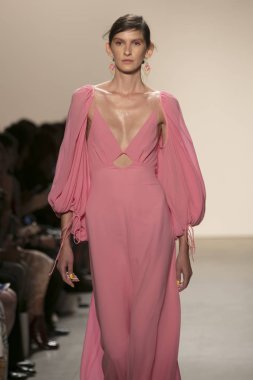 Bir modeli pist Leanne Marshall defile için New York moda hafta bahar yaz 2018 ışıklık Studios Clarkson Square New York'ta 10 Eylül 2017 Tarih boyunca yürür