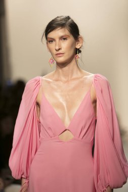 Bir modeli pist Leanne Marshall defile için New York moda hafta bahar yaz 2018 ışıklık Studios Clarkson Square New York'ta 10 Eylül 2017 Tarih boyunca yürür