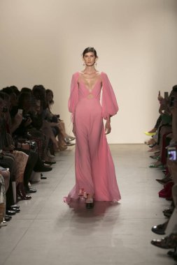 Bir modeli pist Leanne Marshall defile için New York moda hafta bahar yaz 2018 ışıklık Studios Clarkson Square New York'ta 10 Eylül 2017 Tarih boyunca yürür