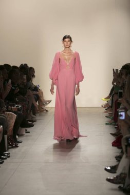 Bir modeli pist Leanne Marshall defile için New York moda hafta bahar yaz 2018 ışıklık Studios Clarkson Square New York'ta 10 Eylül 2017 Tarih boyunca yürür